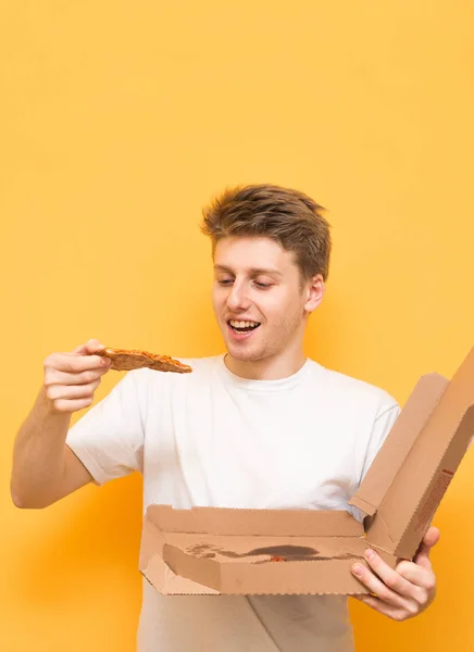 Bir Kutu Bir Parça Pizza Onun Elinde Ile Sarı Bir — Stok fotoğraf