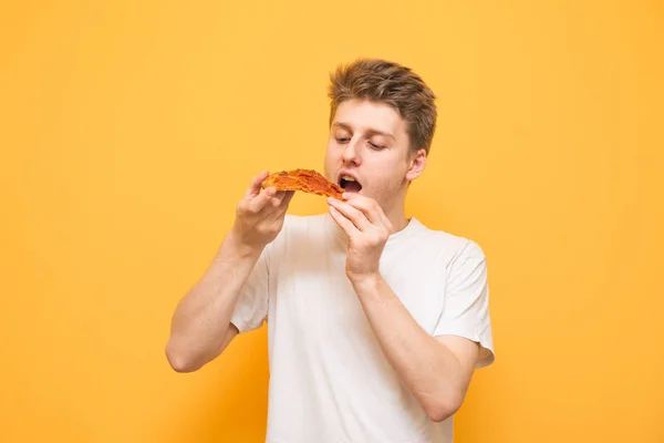 Retrato Tipo Con Una Camiseta Blanca Sostiene Pedazo Pizza Sus — Foto de Stock