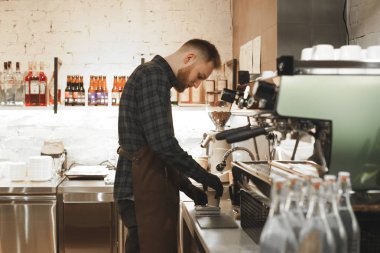 Barmen sakallı elektronik ölçeklerde coffee shop kahve çekirdekleri ağırlığındadır. Barista profesyonel kahve üzerinde restaturant mutfak Terazi tartı.