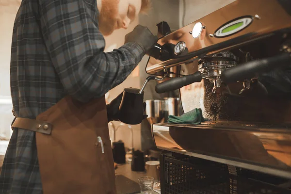 プロのコーヒー マシンでコーヒー牛乳を蒸すのバリスタ写真をクローズ アップ バリスタの夫 Warmes ピッチャーにミルク カプチーノを作成する過程でバリスタ — ストック写真