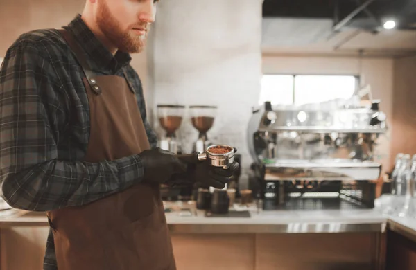 Uomo Barbuto Barista Una Caffetteria Tiene Portafilter Mano Porfilter Con — Foto Stock