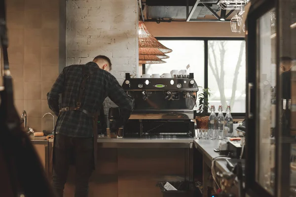 Ritratto Barista Sul Retro Lavoro Vicino Una Macchina Caffè Proprietario — Foto Stock