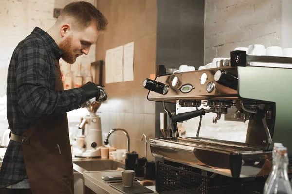 バリスタ カフェで光沢のあるエスプレッソ マシンの Portafilter をクリーニングします バーテンダーはコーヒー ショップでコーヒー マシンのホルダーを清掃します — ストック写真