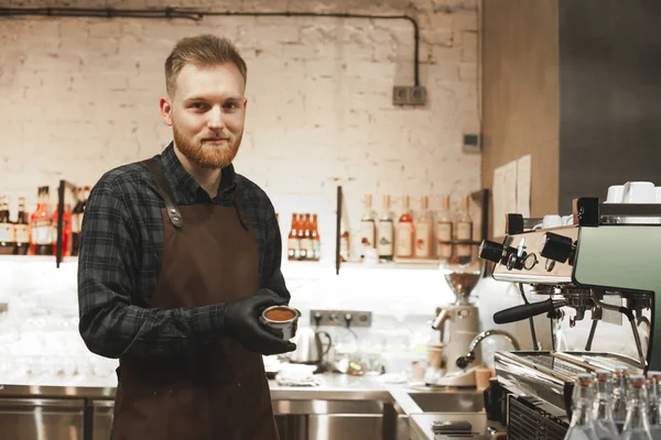 Sorrindo Proprietário Barbudo Café Está Pronto Para Preparar Café Com — Fotografia de Stock