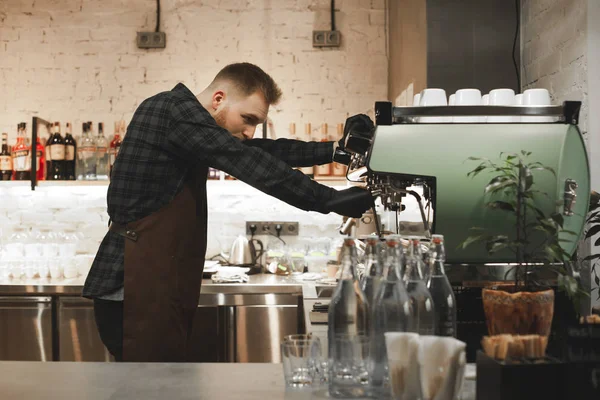 Porträt Eines Bärtigen Baristas Der Einem Café Cappuccino Zubereitet Café — Stockfoto