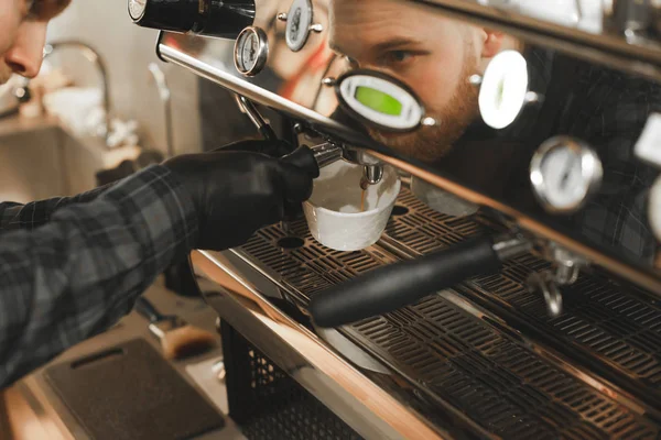 バーテンダーの手カフェでカップに注いでコーヒーの写真を閉じます 集中してバリスタは自分の喫茶店でカプチーノを準備するマグカップにコーヒーを注いでください — ストック写真