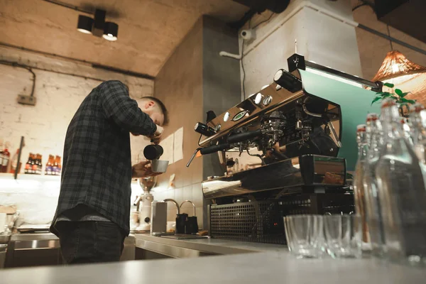 バリスタは コーヒー ショップでコーヒーを作っています バーテンダーは コーヒー マシンで立っている ラテを準備します 背景の写真 — ストック写真