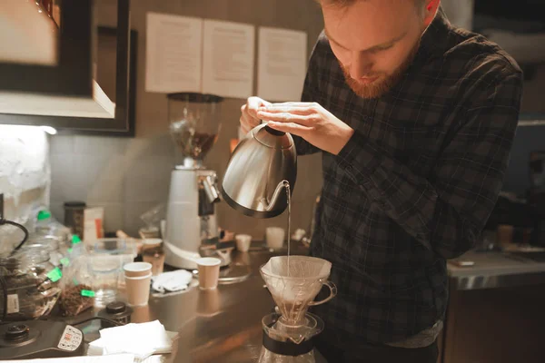 Pourover コーヒーを作る 素敵なバリスタがコーヒーを飲む お探しの準備に集中しました 集中のコーヒー ショップのオーナー Pourover ポットに水を注ぐ — ストック写真