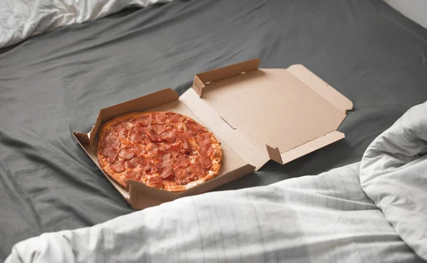 Box Mit Einer Leckeren Frischen Pizza Auf Dem Bett Lieferung — Stockfoto