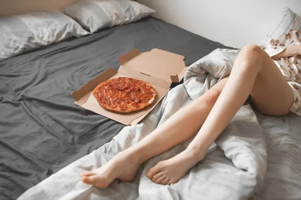 Pernas Menina Bonita Deitada Cama Uma Caixa Pizza Fresca Entrega — Fotografia de Stock