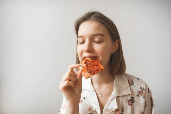 Retrato Una Chica Atractiva Come Pedazo Pizza Con Los Ojos — Foto de Stock