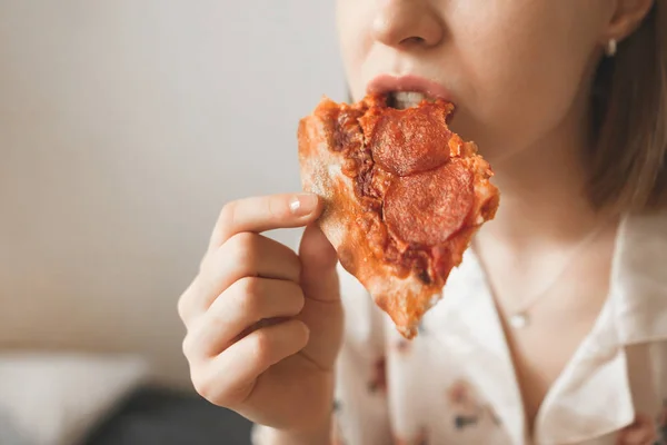 Flicka Pyjamas Biter Läcker Pizza Bit Närbild Och Njutning Kvinna — Stockfoto