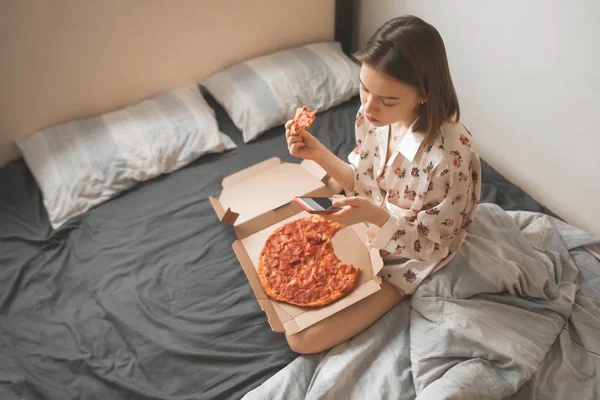 Menina Atraente Pijama Senta Uma Cama Com Uma Caixa Pizza — Fotografia de Stock