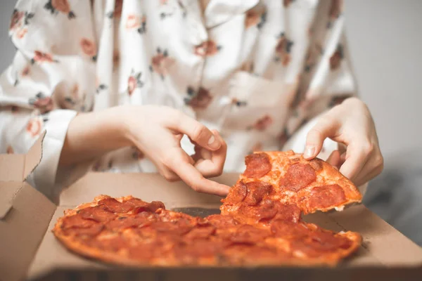 Großaufnahme Nehmen Frauenhände Ein Stück Pizza Aus Der Kiste Mädchen — Stockfoto