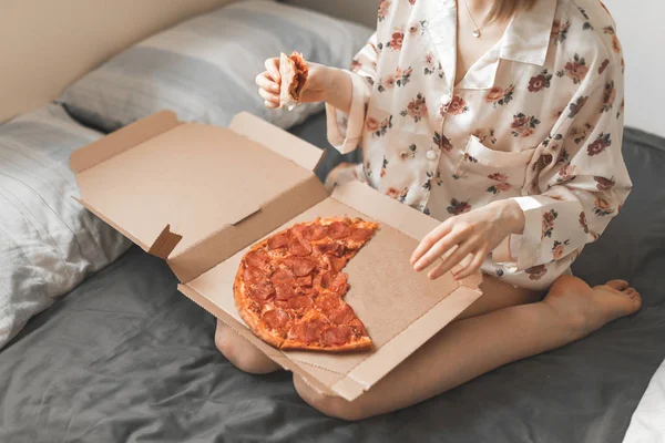 Fotoğrafı Kız Yatakta Hızlı Yemek Yeme Bir Parça Pizza Onun — Stok fotoğraf