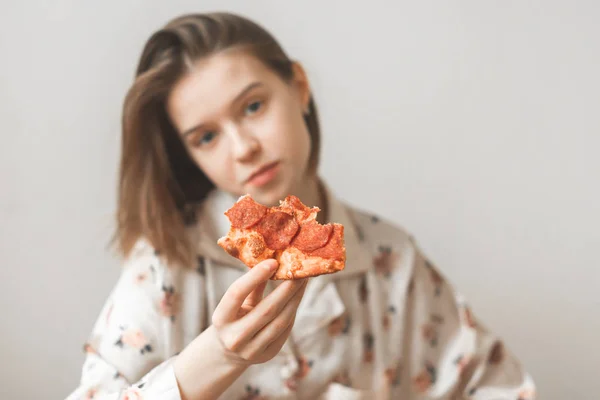 Bir Parça Pizza Onun Elinde Tutan Kameraya Gri Bir Arka — Stok fotoğraf