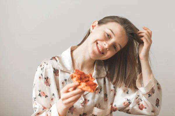 Sorrindo Doce Menina Pijama Segurando Pedaço Pizza Suas Mãos Olhando — Fotografia de Stock