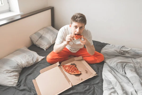 Mutlu Çekici Genç Adam Eve Bir Pizza Kutusu Yatağa Rahat — Stok fotoğraf