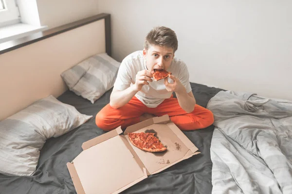 Jovem Feliz Atraente Senta Casa Quarto Acolhedor Uma Cama Caixa — Fotografia de Stock