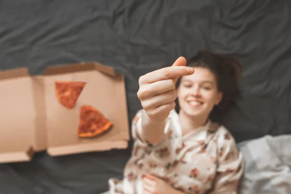 Pijama Pijama Giymiş Pizza Bir Kutu Bir Yatakta Yalan Parmak — Stok fotoğraf