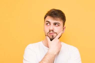 Düşünceli bir adam portresi yakından bir kenara üzerinde boş bir sp görünüyor