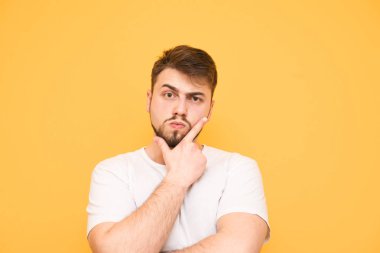 Yakın bir sakallı, ca bakar düşünceli bir adam portresi