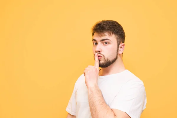 Un hombre secreto con barba muestra un gesto de silencio. Deja de hablar. — Foto de Stock