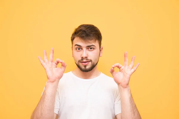 Hombre adulto con una barba sobre un fondo amarillo, mirando dentro de la — Foto de Stock