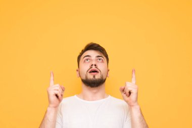 Ararken şaşırmış adam sarı bir arka plan üzerinde portresi bir