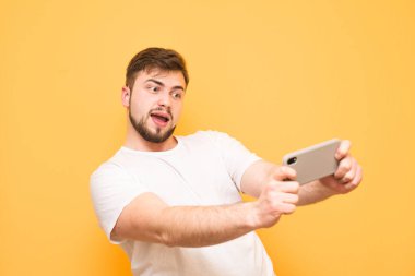 Anlamlı bir şekilde video oyunları oynarken sakallı mutlu yetişkin adam