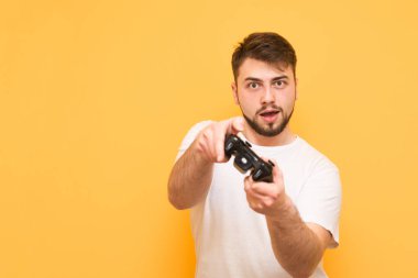 Elinde, giren arıyorsunuz bir gamepad ile oyun konsantre