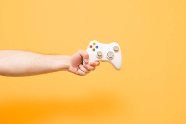 El sarı bir arka plan üzerinde oyunlar için bir joystick ile. Oyun hol