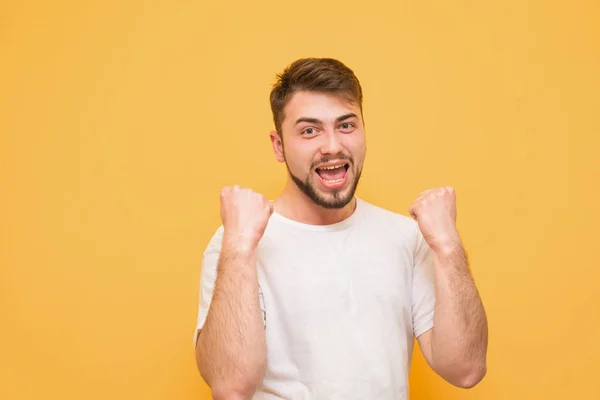 Портрет счастливого эмоционального человека с бородой, радуется в викте — стоковое фото