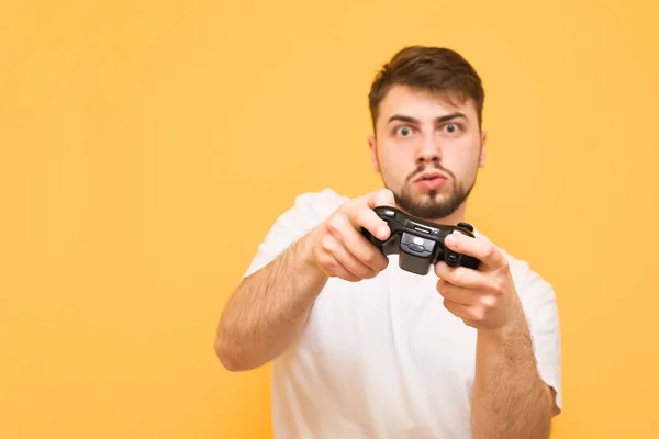 Επικεντρωθεί το joystick. Πορτρέτο ενός συναισθηματική ενήλικα άνδρα playin — Φωτογραφία Αρχείου