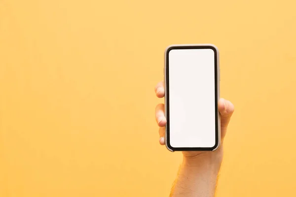 Erkek el ile bir beyaz, boş ekran o modern bir akıllı telefon tutar