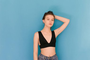Mavi bir arka planda model görünümü bir kız portre, Loo
