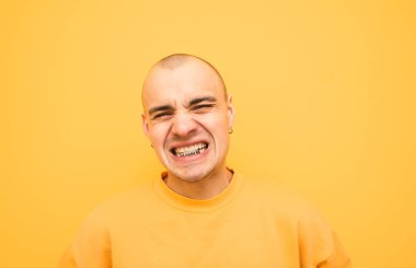 Dişleri üzerinde bir Grillz ile etkileyici genç adam bir kızgın 