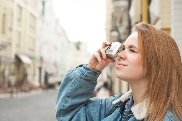 Portret pięknej dziewczyny ulicy zdjęcie na kamery filmowej. Beau — Zdjęcie stockowe