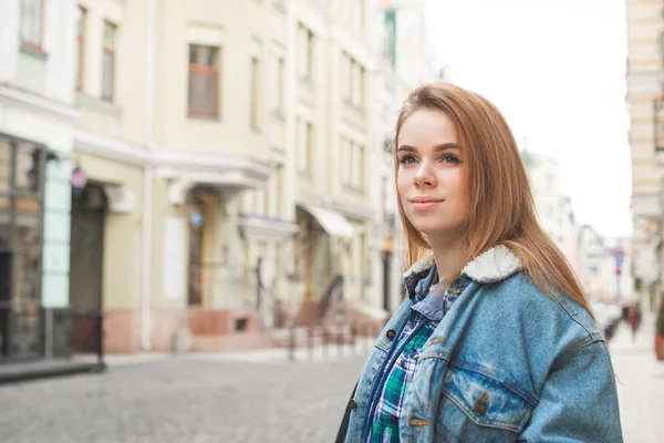 Retrato de uma menina turística em roupas casuais no fundo — Fotografia de Stock