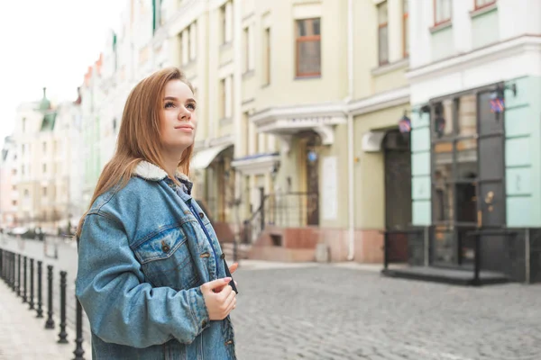 Schönes Mädchen in Jeansjacke und den Straßen des alten Euro — Stockfoto