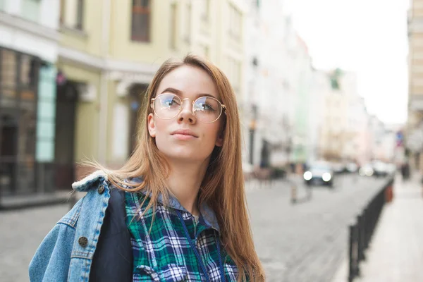 Портрет стильної леді в окулярах і повсякденних позах одягу — стокове фото