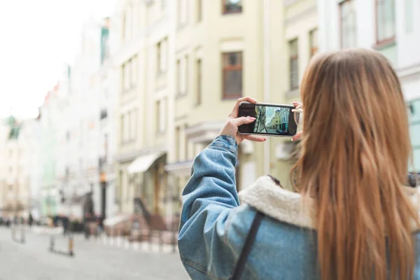 Fata călătorește în orașul vechi și face un peisaj foto pe un sm — Fotografie, imagine de stoc