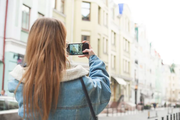 Спина стильна дівчина робить фотографію вулиці Європейського — стокове фото