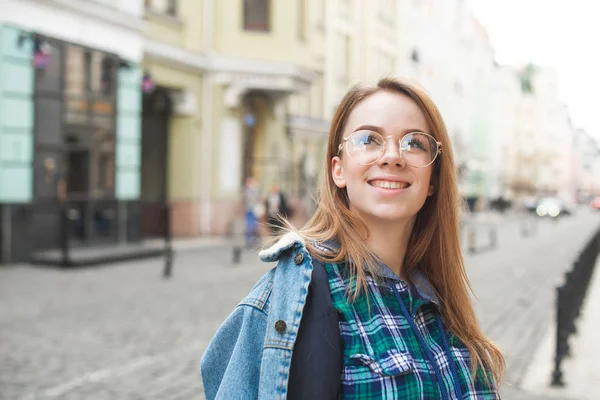 Щаслива студентка в повсякденному одязі, в джинсовій куртці, г — стокове фото