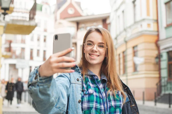 Fericit călător fată în haine casual face un selfie pe str — Fotografie, imagine de stoc