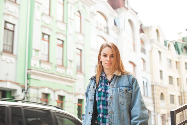 Senhora bonita em roupas casuais está de pé com uma mochila em — Fotografia de Stock