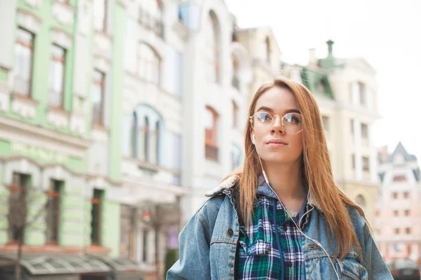Portrait of a beautiful girl in casual clothing stands in the st — Stock Photo, Image