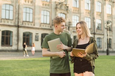 Mutlu genç öğrenci sayısı Uni kampüsünde açık havada