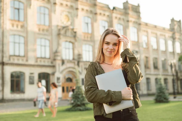 Portret van een gelukkig blond meisje in Casual kleding staande tegen — Stockfoto