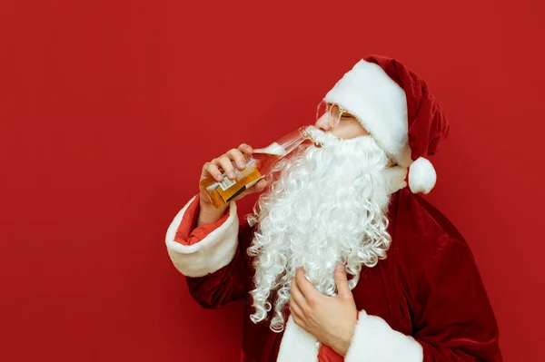 Glada jultomten i en röd kostym står mot ryggen — Stockfoto